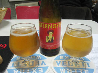 bierproeven 2 paternosters op een Vedett viltje